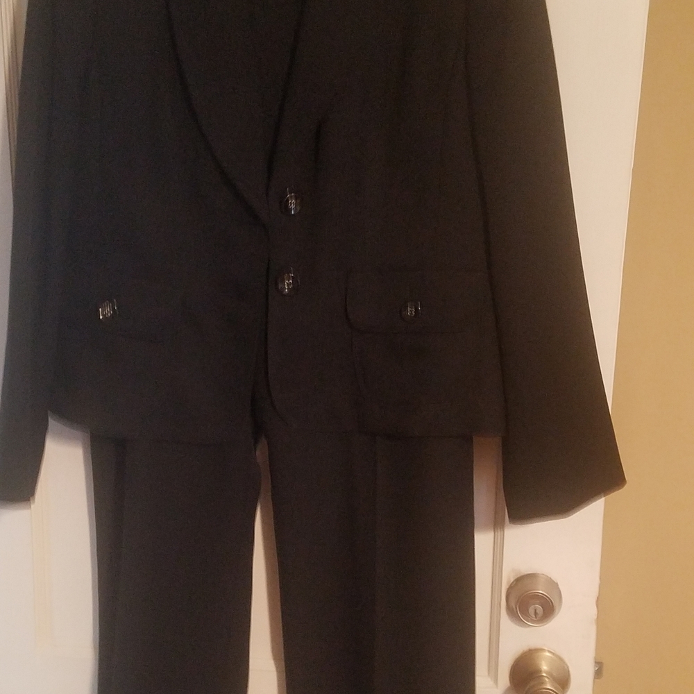 NWOT  Women's LeSuit Size 14 Black Pantsuit